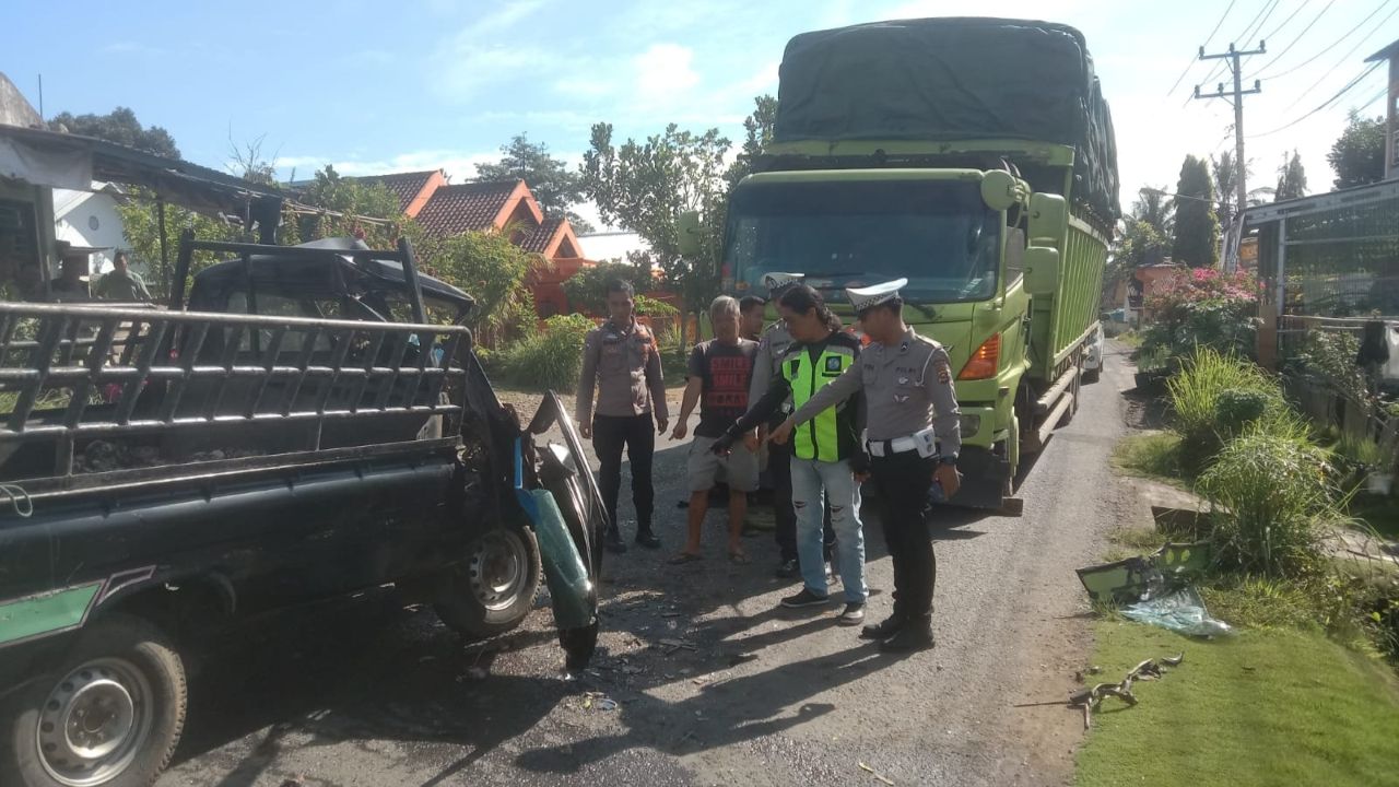 Lubang di Jalan, Diduga Sebabkan Tabrakan Truk Vs L300 di Suro Musi Rawas