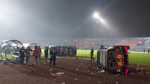 Arema FC Dikalahkan Persebaya, Suporter Ngamuk