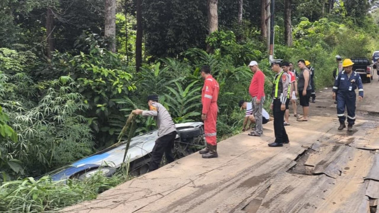 Mobil TVRI Terperosok di Jalur Musi Rawas PALI, Sopir Diduga Mengantuk