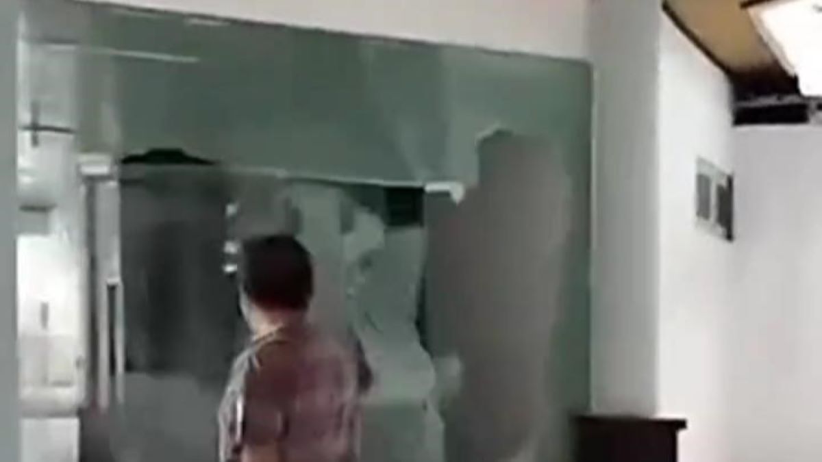 Duh, 2 Anggota DPRD Maluku Ngamuk Pecahkan Pintu Kaca Kantor, Gegara THR Belum Cair