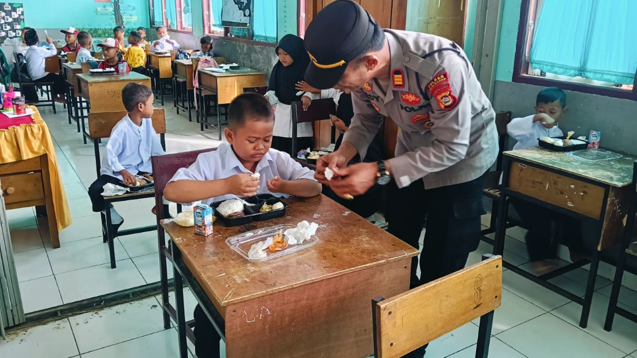 Program Makan Bergizi Gratis di Musi Rawas, Didampingi Polisi Anak-anak Makan dengan Lahap