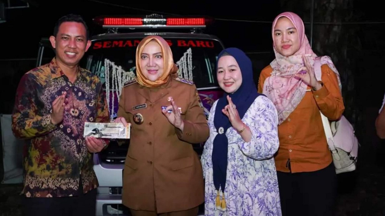 Desa  Semangus Baru Terima Mobil Ambulance, Bupati Mura Hj Ratna Machmud: Fasilitas Kesehatan Prioritas Utama