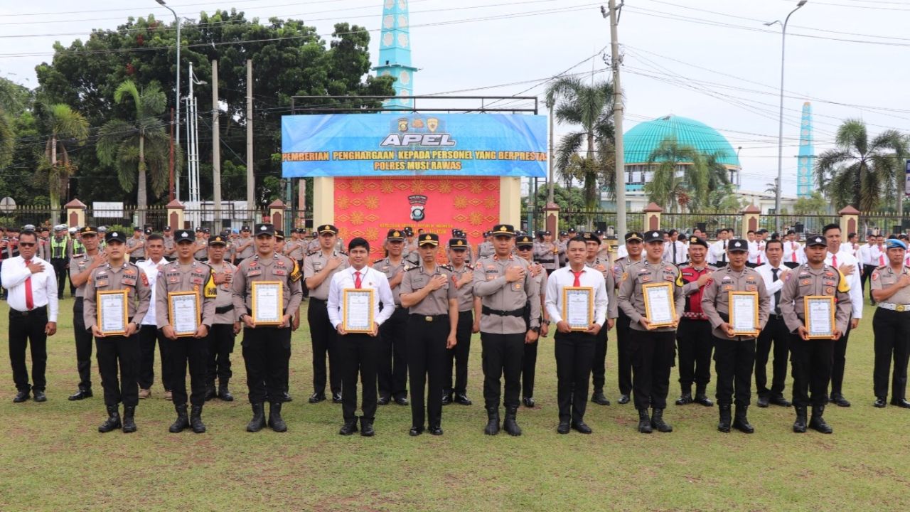 Tangkap Pencuri Motor di Masjid, 8 Personel Polsek Muara Kelingi Terima Penghargaan Kapolres Musi Rawas