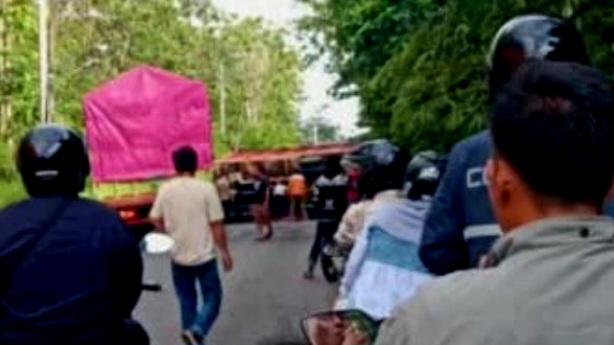 BREAKING NEWS: Truk Pengangkut Gas Terguling di Jalan Lintas Musi Rawas