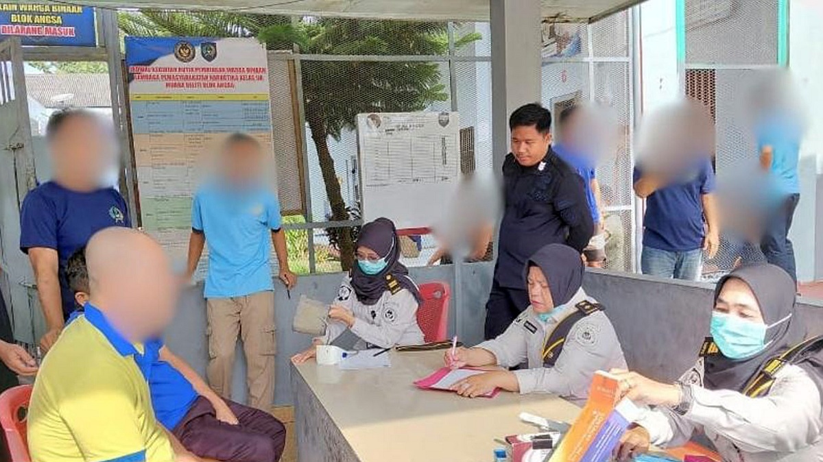 Perawat Lapas Narkotika Muara Beliti Turun Langsung Berikan Layanan Pengobatan untuk Warga Binaan