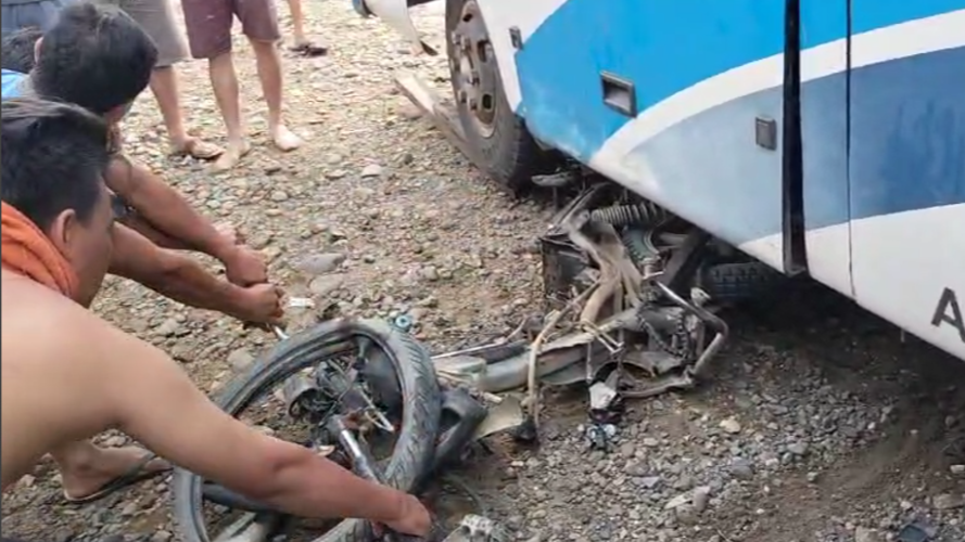 Motor Jambrong Masuk ke Bawah Bus Damri, Tabrakan di Jalinsum Selangit Musi Rawas