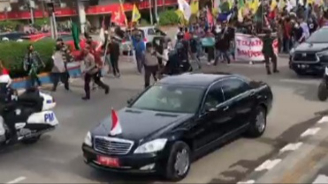 Pendemo di Palembang Hadang Mobil Wapres Maruf Amin 