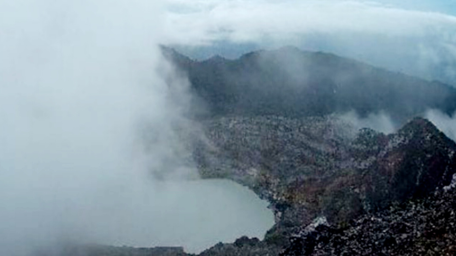 Waspada, Abu Vulkanik Gunung Dempo Pagaralam Ancam Keselamatan Warga dan Penerbangan