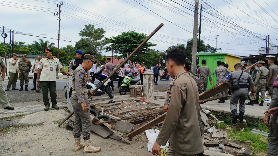 Akan Dibangun Lapak Buah, Pol PP Bongkar Lapak Pedagang di Depan Arama Haji Lubuk Linggau 