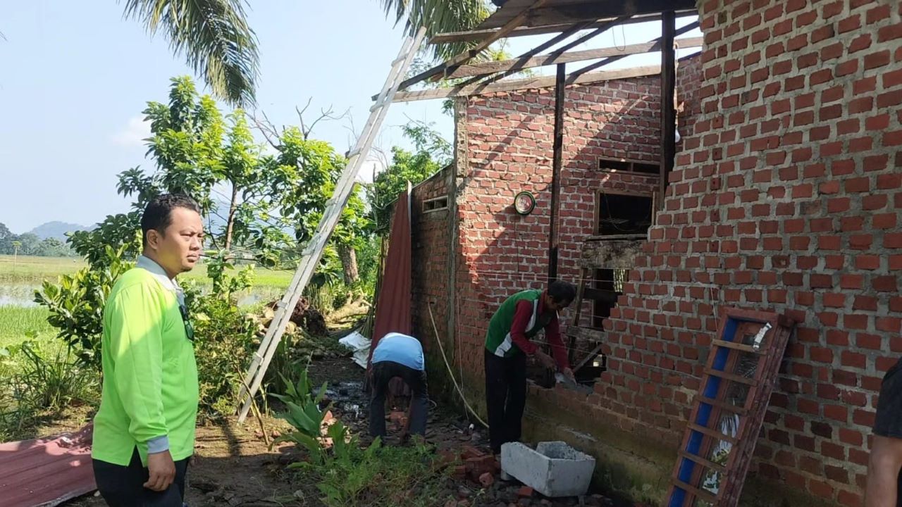Usai Magrib, Angin Puting Beliung Rusak 7 Rumah Tugumulyo Musi Rawas