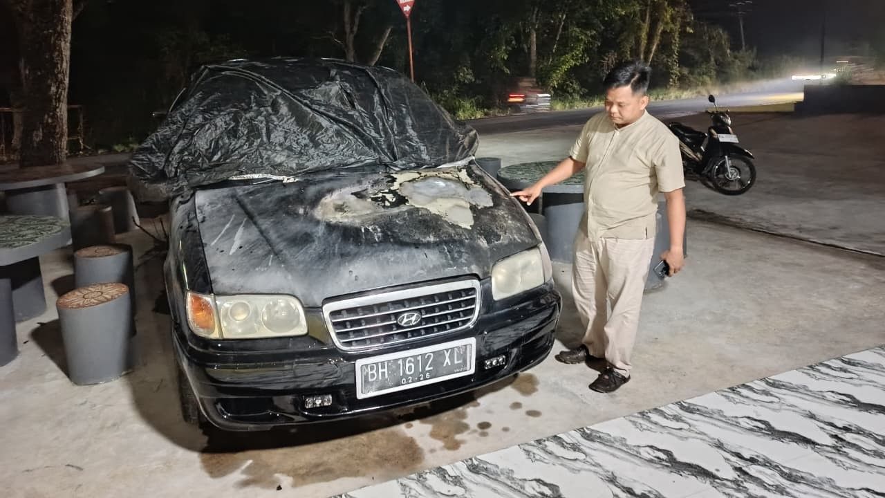 Usai Wisata Bersama Keluarga, Mobil Terbakar di Depan Hotel QR Lubuk Linggau