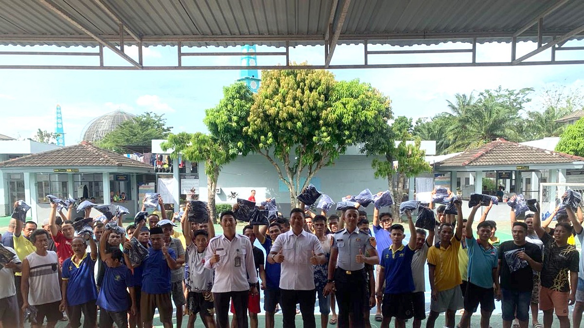 Penuhi Hak Warga Binaan, Lapas Narkotika Muara Beliti Bagikan Baju