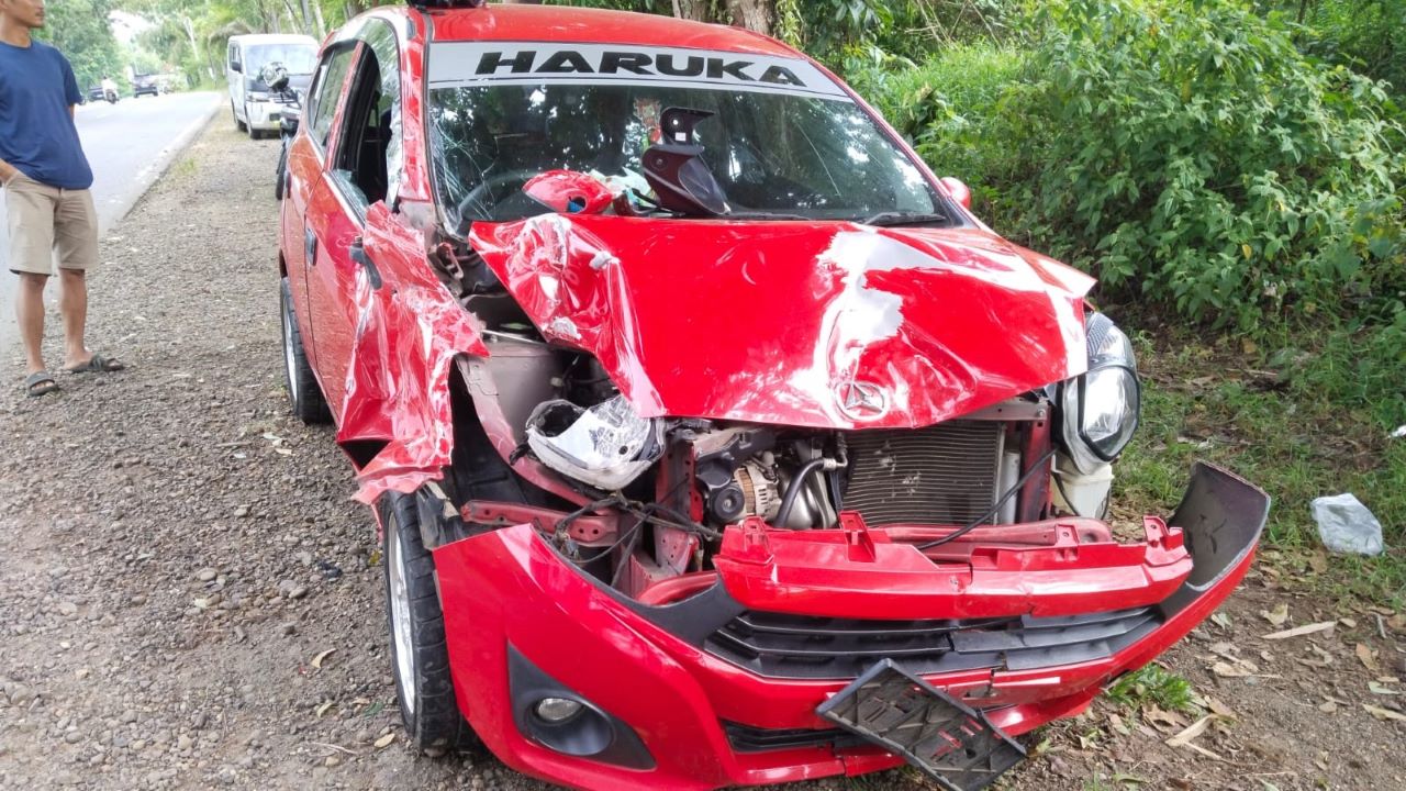 Daihatsu Ayla Lepas Kendali Tabrak Motor dan Truk Molen di Lubuk Linggau, 1 Luka