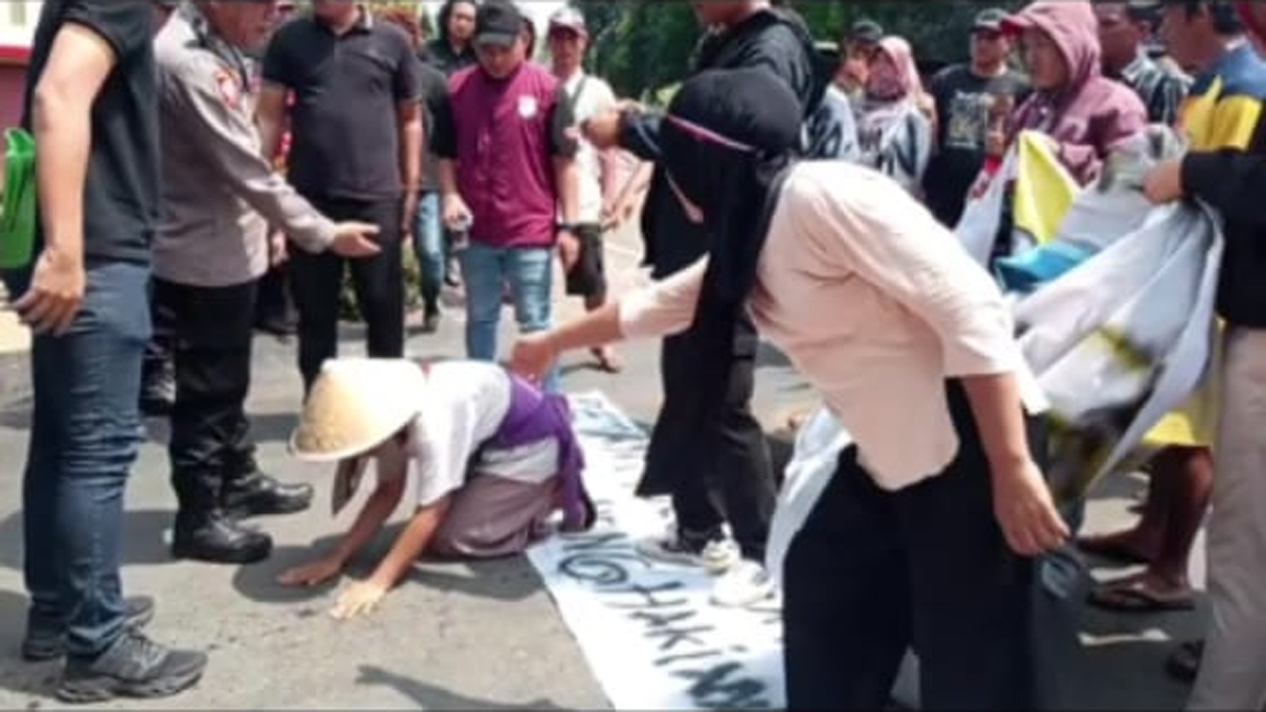 Demo Polres Musi Rawas, Keluarga Tersangka Sujud, Minta Pembakar Lahan Tidak Ditahan