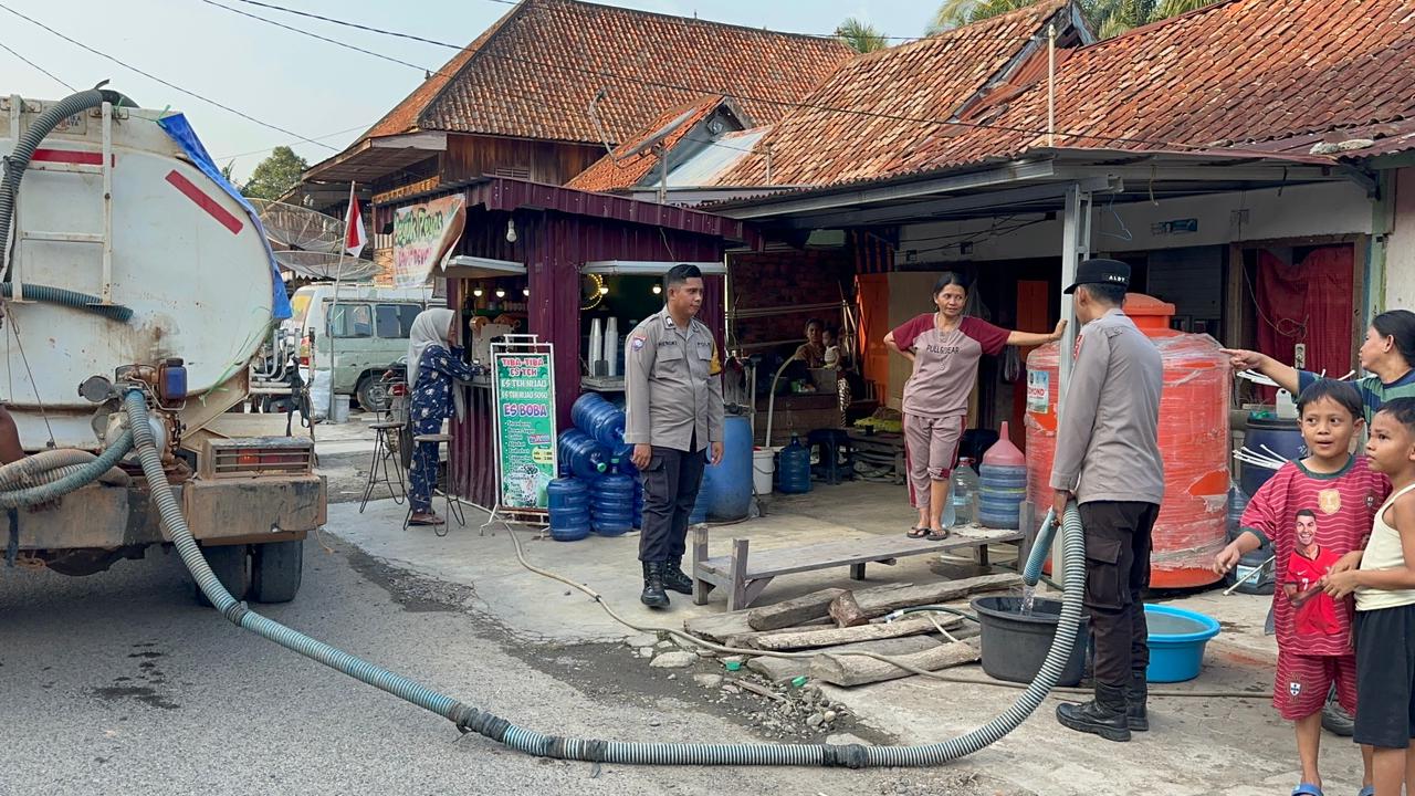 Polsek Muara Lakitan Salurkan 5.000 Liter Air Bersih untuk Warga Terdampak Kemarau