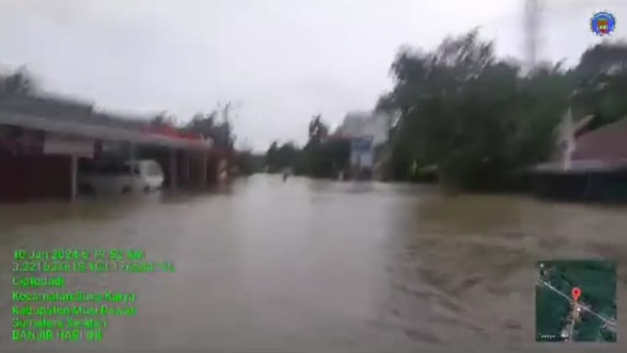 Banjir di Sukakarya, Jalur Musi Rawas – PALI – Palembang Lumpuh Total, Pengendara Gunakan Jalur Lain