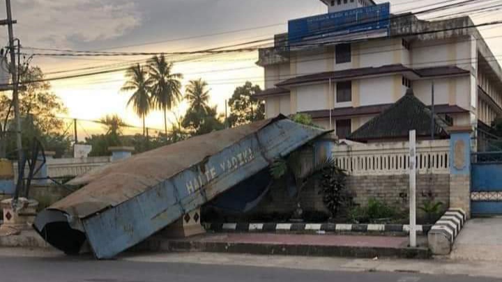 Halte Yadika Lubuklinggau Ternyata Roboh Ditabrak Truk, Pelaku Kabur