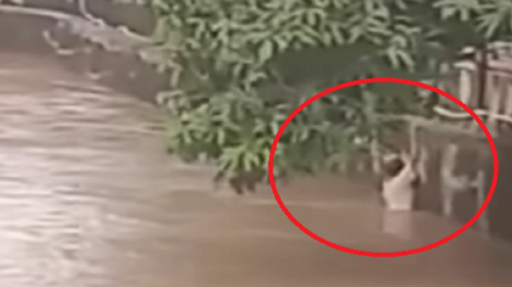 Viral Video Detik-detik 2 Bocah Terseret Arus Deras Kali Cakung Bekasi