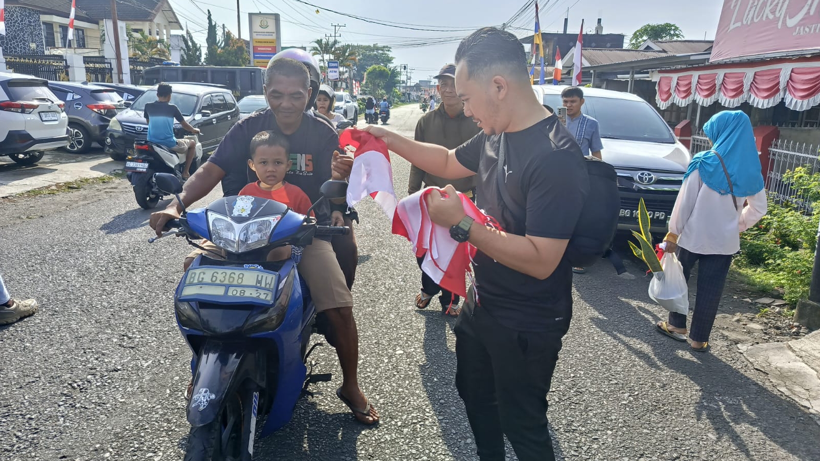 Meriahkan HUT RI ke-80, Kejaksaan Negeri Lubuk Linggau Bagikan 1.000 Bendera Merah Putih Kepada Masyarakat