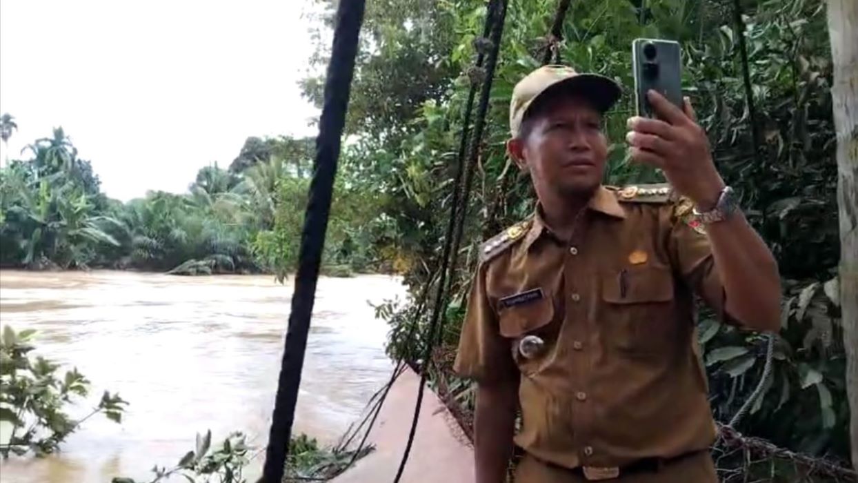 Banjir Bandang Musi Rawas, Desa Pasenan Terisolir, Jembatan Gantung Putus, Warga Luka
