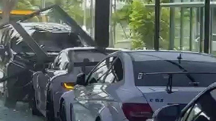 Heboh! Xpander Nyelonong Masuk Showroom Mobil Mewah, Tabrak Porsche Rp8,9 Miliar