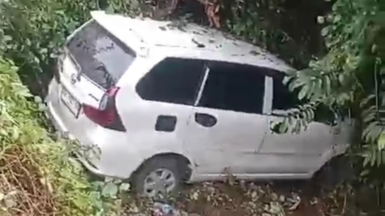 Mobil Xenia Terjun Bebas Dari Jembatan di Prabumulih, Sopir dan Penumpang Menghilang 