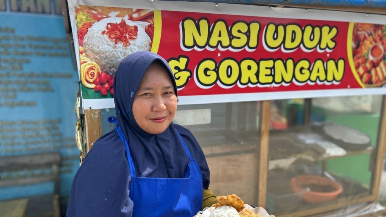 Perempuan Ini Sukses Kembangkan Usaha Rumahan hingga Jadi Andalan Transaksi Warga melalui BRILink Agen