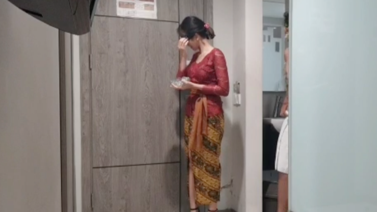 Waduh! Wanita Kebaya Merah Dikabarkan Pasien RSJ, Diduga Alami Kepribadian Ganda?