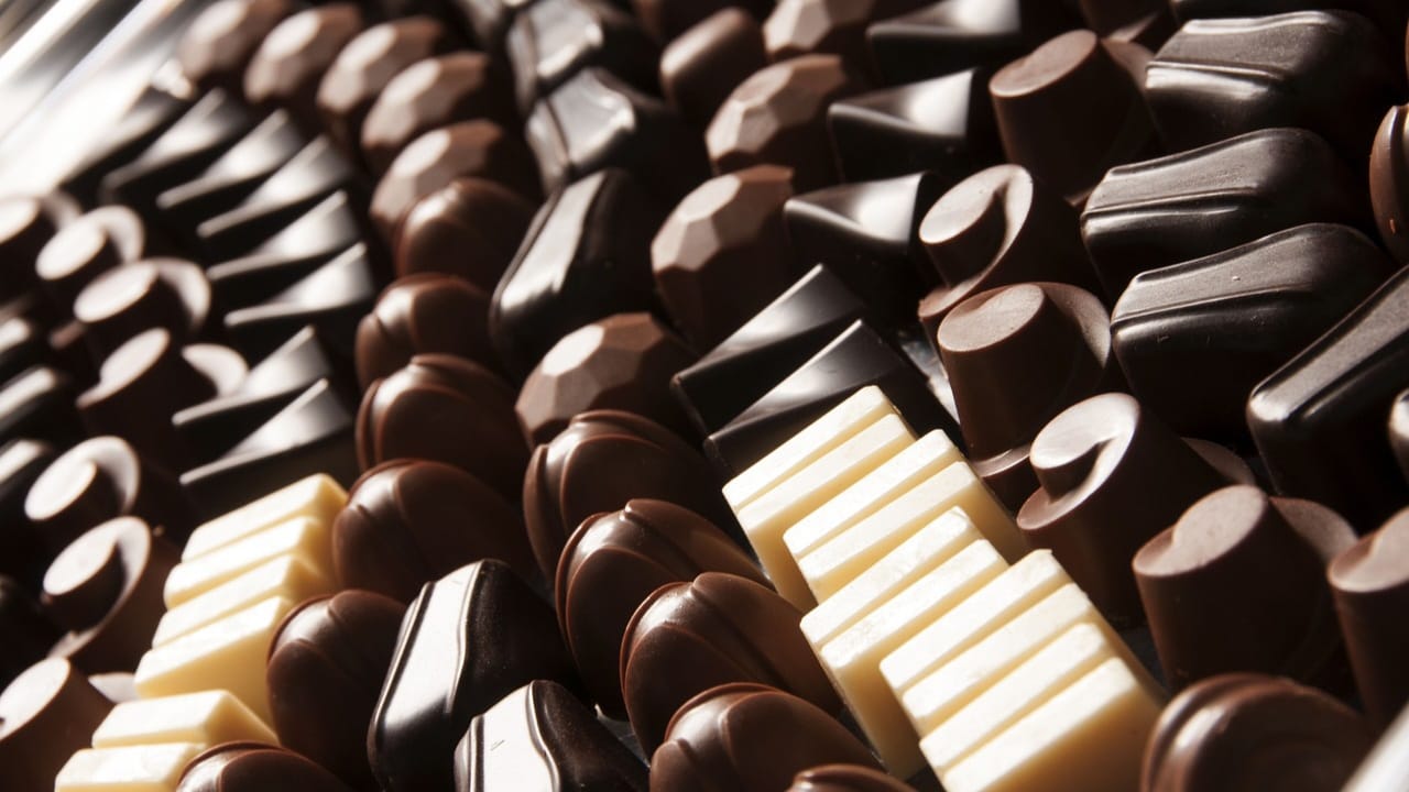 Konsumsi Produk Cokelat Bikin Bahagia, Berikut Daftar Produk Permen dan Makanan Ringan Lagi Diskon di Alfamart