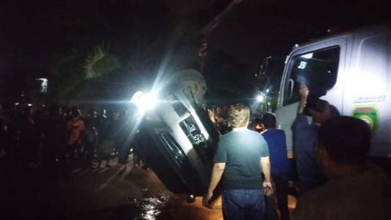 Mobil Xenia Tenggelam ke Waduk Perumahan Berhasil Dievakuasi