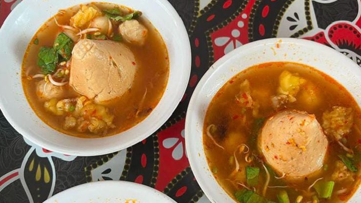 Rasakan Sensasi Pedas Gurih Lezatnya Bakso Tumpeng Akila, Pecinta Makanan Berkuah Wajib Mampir!