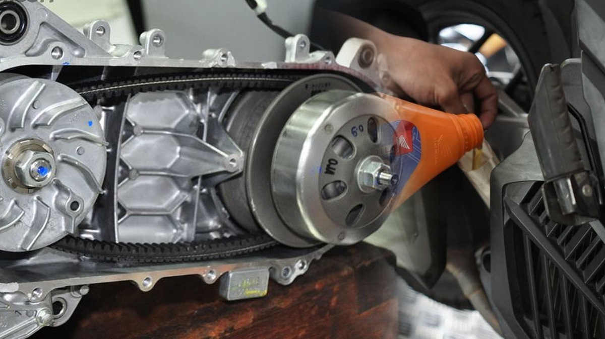 Wajib Tahu, Inilah 5 Efek Buruk Mengisi Oli Mesin Motor Matic Terlalu Banyak, Cek Tipsnya di Sini