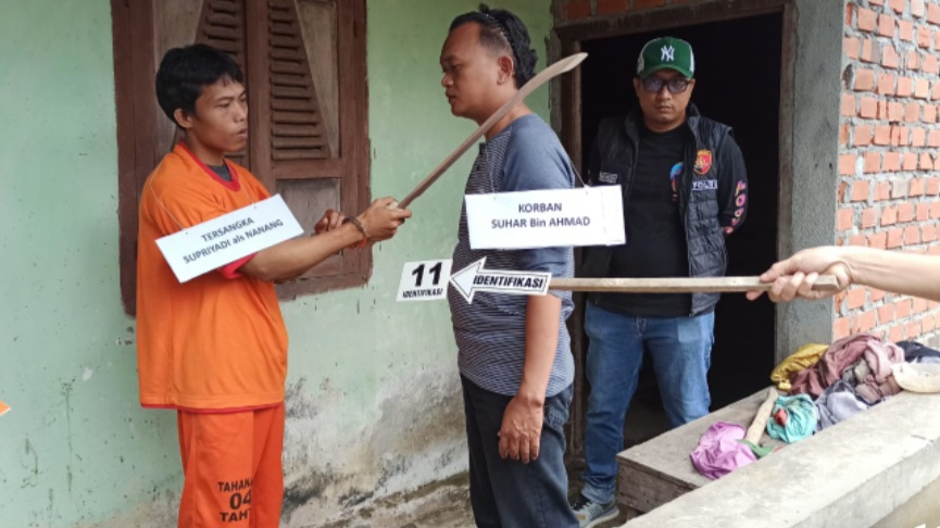 Rekonstruksi 20 Adegan Pembunuhan di Hari Pemakaman Ayahnya di Lubuk Linggau, Korban: Kapak lah Aku Bunuhlah  