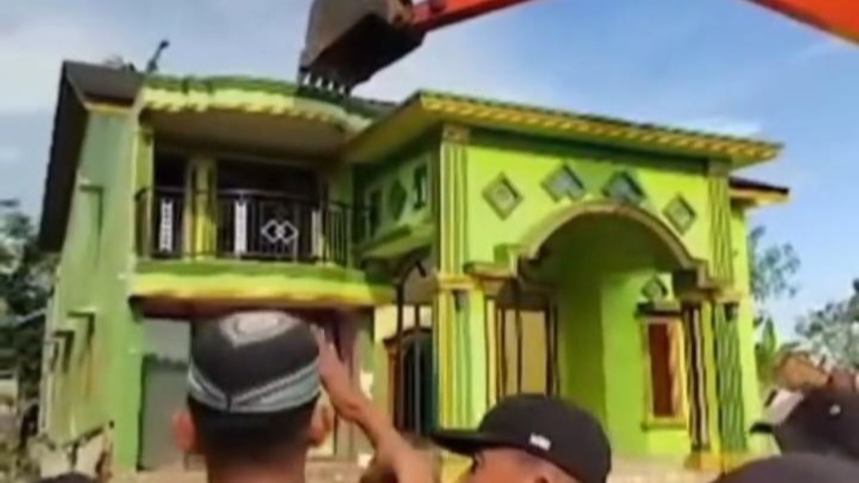 Viral Detik-Detik Rumah Mewah Bertingkat Dirobohkan, Pemilik Hanya Bisa Menangis, Ini Penyebabnya