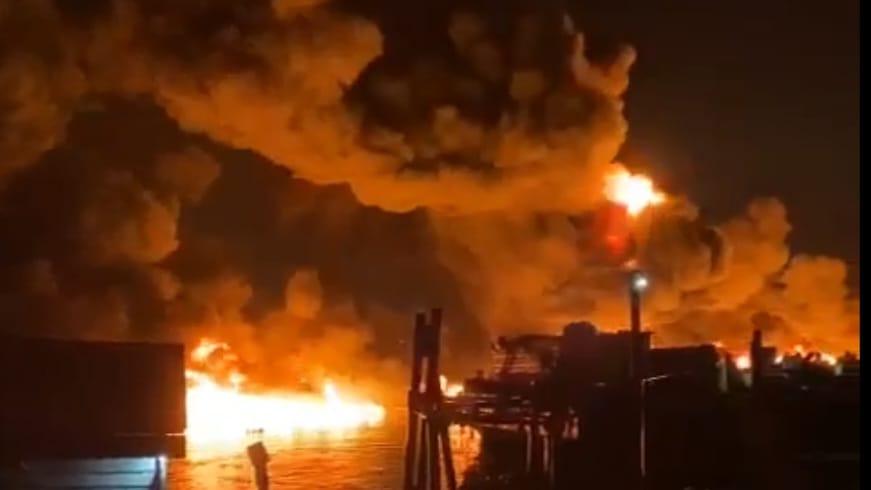 Usai Meledak, Kapal yang Terbakar di Sungai Musi Hanyut Melintasi Bawah Jembatan Ampera Palembang