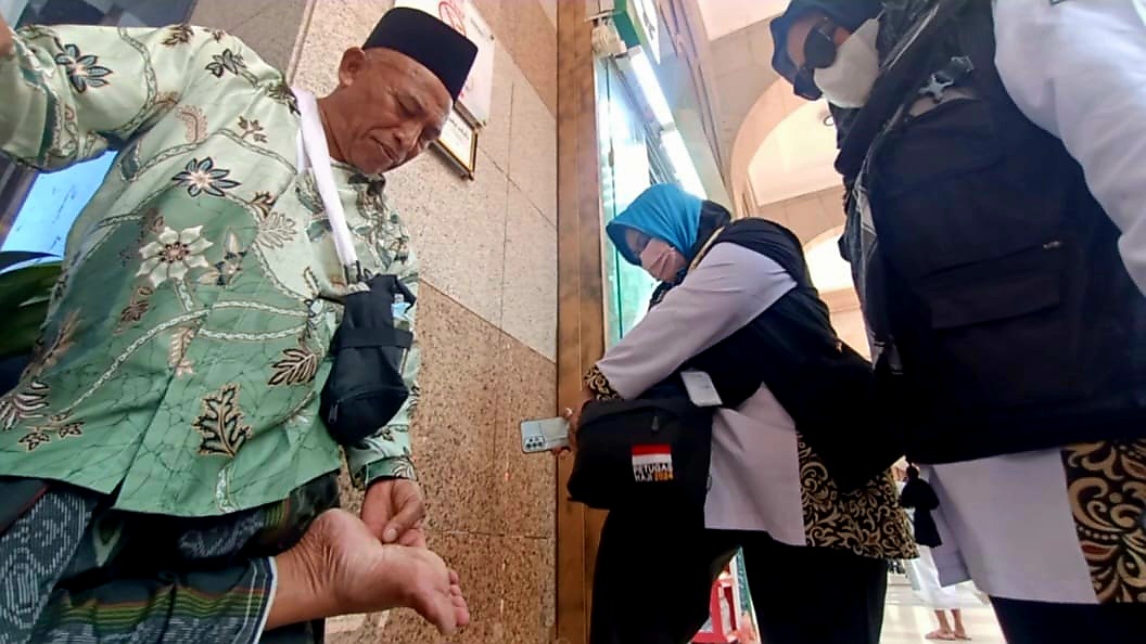 Info Haji 2024: Lupa Tempat Melepas Sandal di Masjid Nabawi, Kasihan Nasib Jemaah Asal Malang Ini