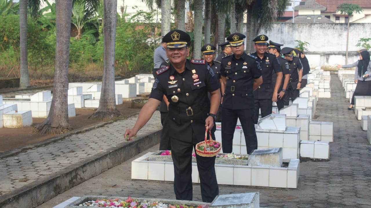 Rayakan Hari Pengayoman ke-79, Lapas Lubuk Linggau Kanwil Kemenkumham Sumsel Tabur Bunga di Makam Pahlawan