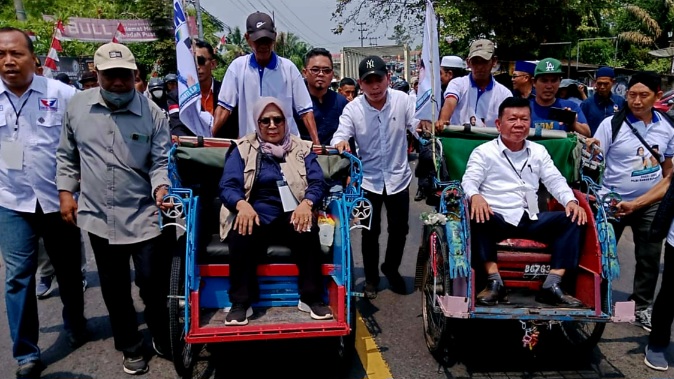 Daftar ke KPU Musi Rawas, Suwarti - Thamrin Hasan Diantar Rakyat Pakai Becak