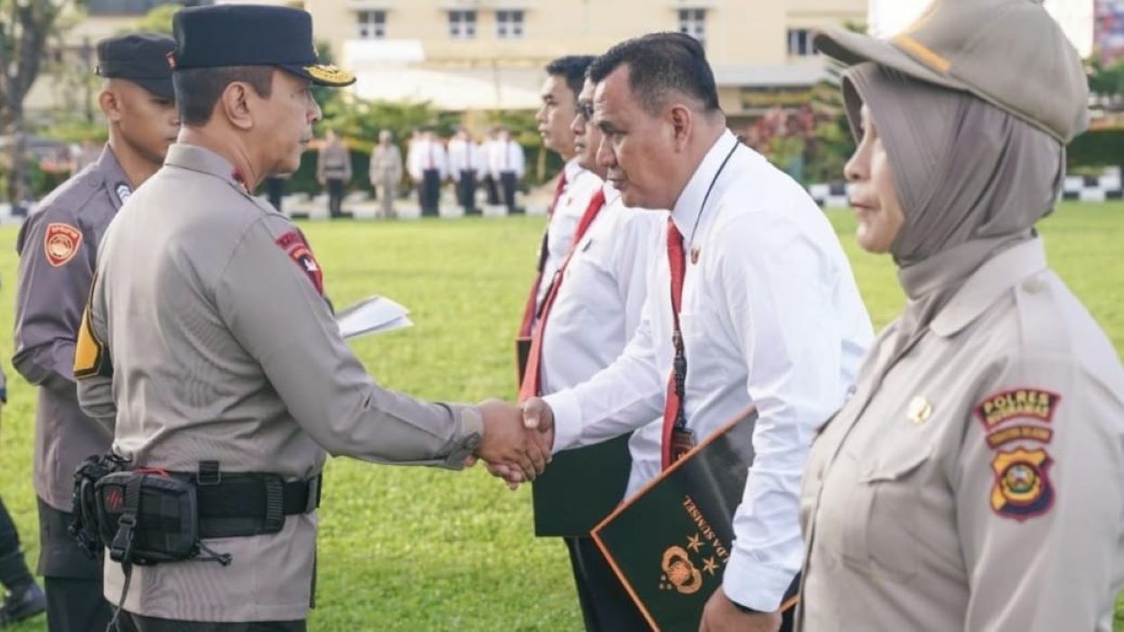 Kapolda Sumatera Selatan Berikan Penghargaan Kepada Kasat Reskrim dan Kasi Dokkes Polres Musi Rawas