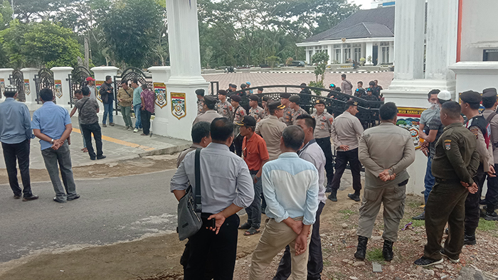 Pendukung Calon Kades Demo Kantor Bupati Muratara, Teriak Minta Keadilan