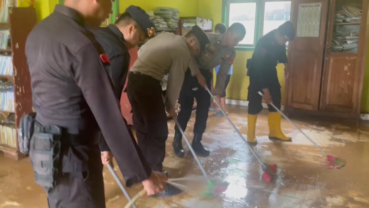 Banjir Mulai Surut, Polisi di Muratara Bersih-bersih Fasilitas Umum 