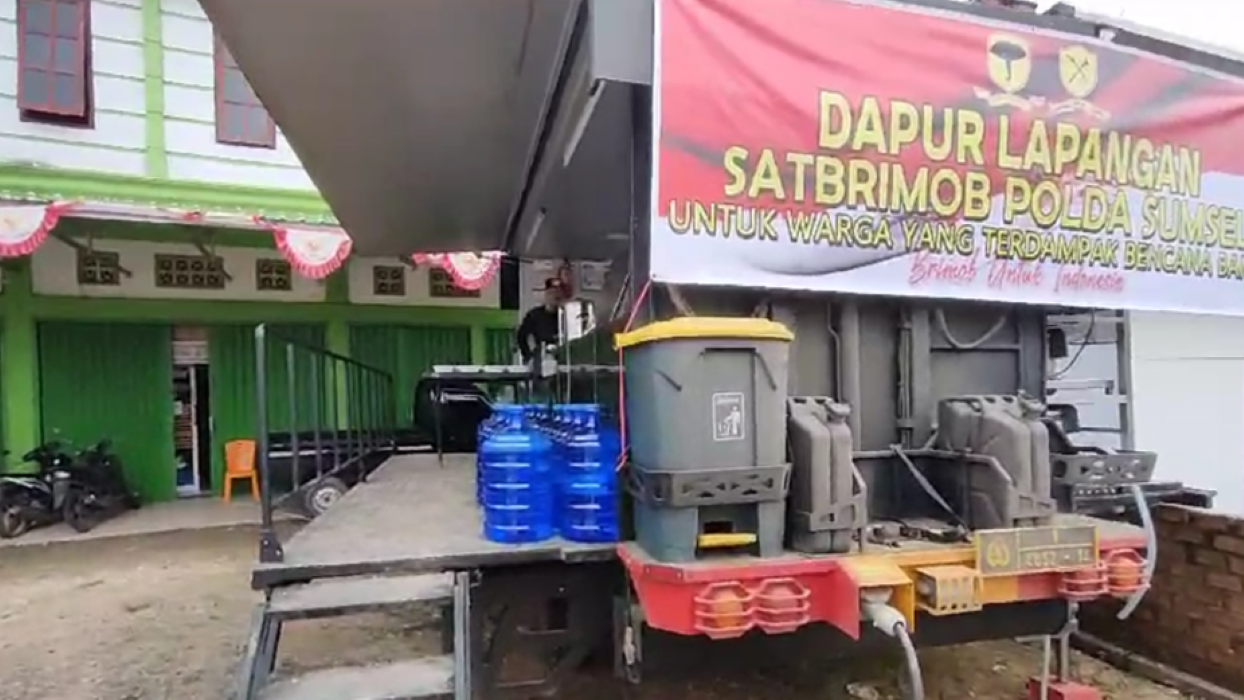 Polda Sumatera Selatan Bantu Water Treatment untuk Korban Banjir Muratara