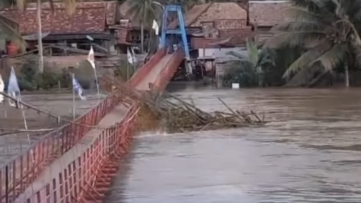 Detik-detik Jembatan Gantung di Muratara Putus Dihantam Banjir, Jelang Azan Magrib, Akses 2 Desa Terputus  