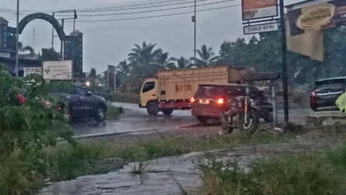 Jelang Malam, Jalinsum Muratara Masih Diblokir, Massa Lintangkan Truk di Jalan