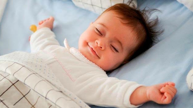 Mau Tau Kenapa Si Kecil Suka Senyum Disaat Tidur, Mungkin 3 Sebab Ini!