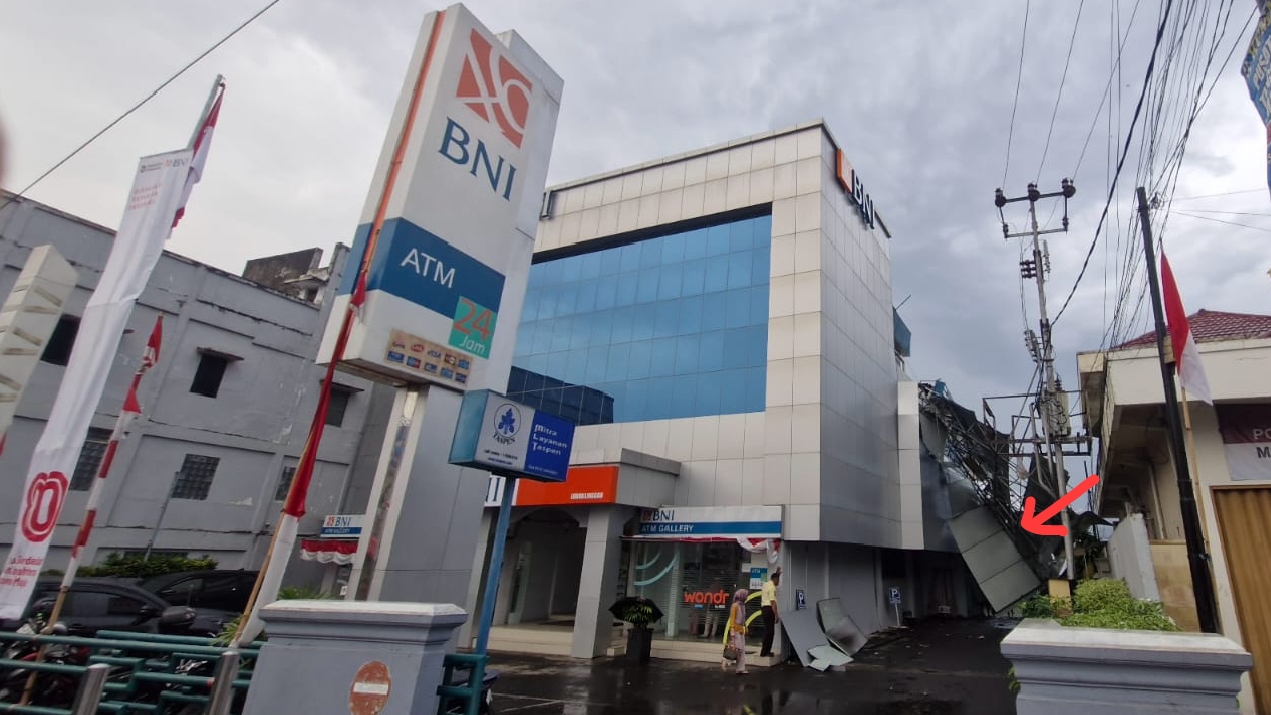 Curah Hujan yang Deras Disertai Angin Kencang Akibatkan ACP Kanopi BNI KC Lubuk Linggau Ambruk