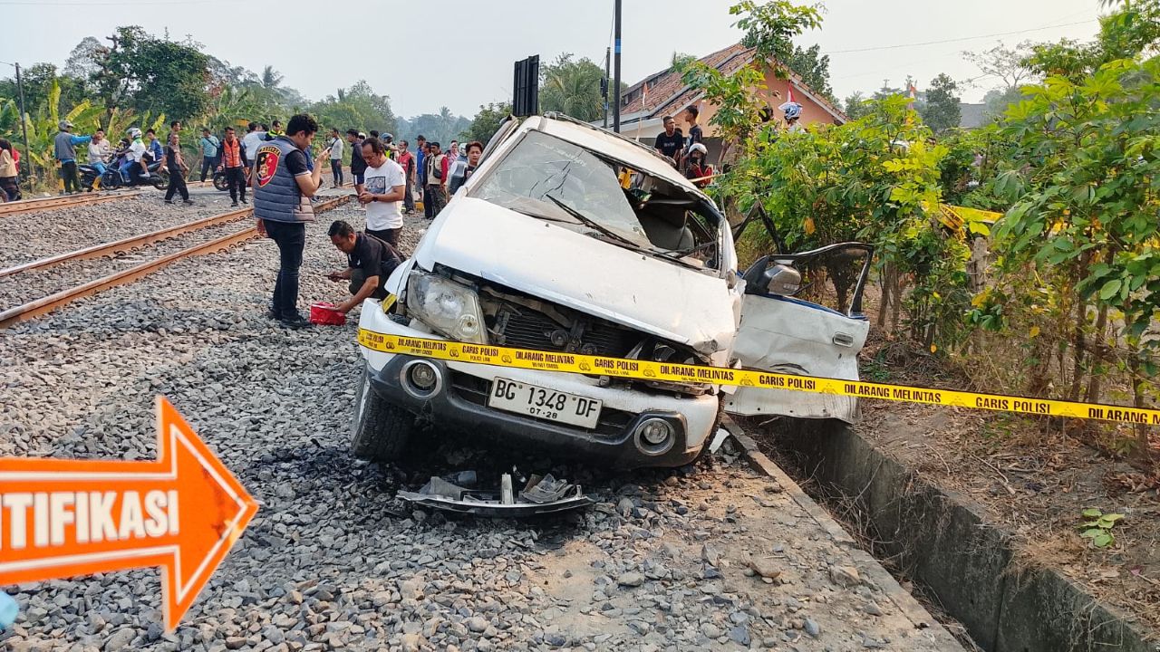 Kecelakaan Maut di Prabumulih, Minibus Tertabrak KA Bukit Serelo di Pelintasan Tanpa Palang, 4 Orang Tewas
