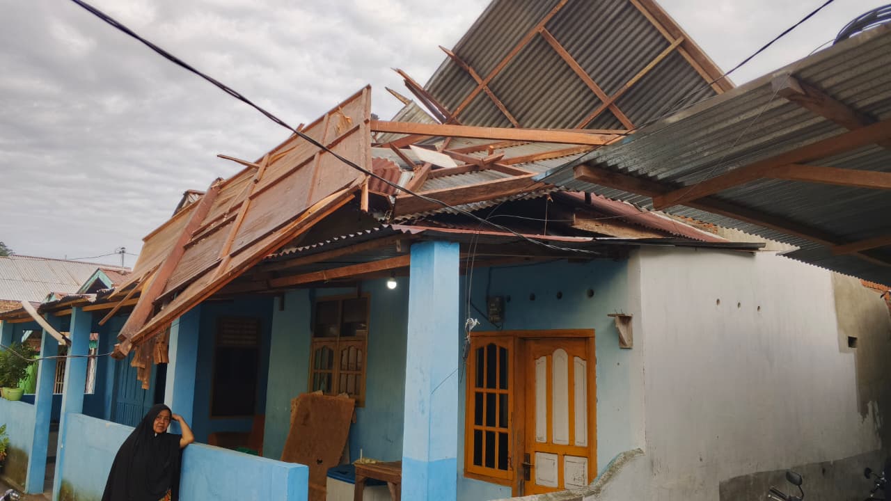 Pasangan Lansia di Lubuk Linggau Tak Mengetahui, Atap Rumahnya Terbang Diterjang Angin Kencang