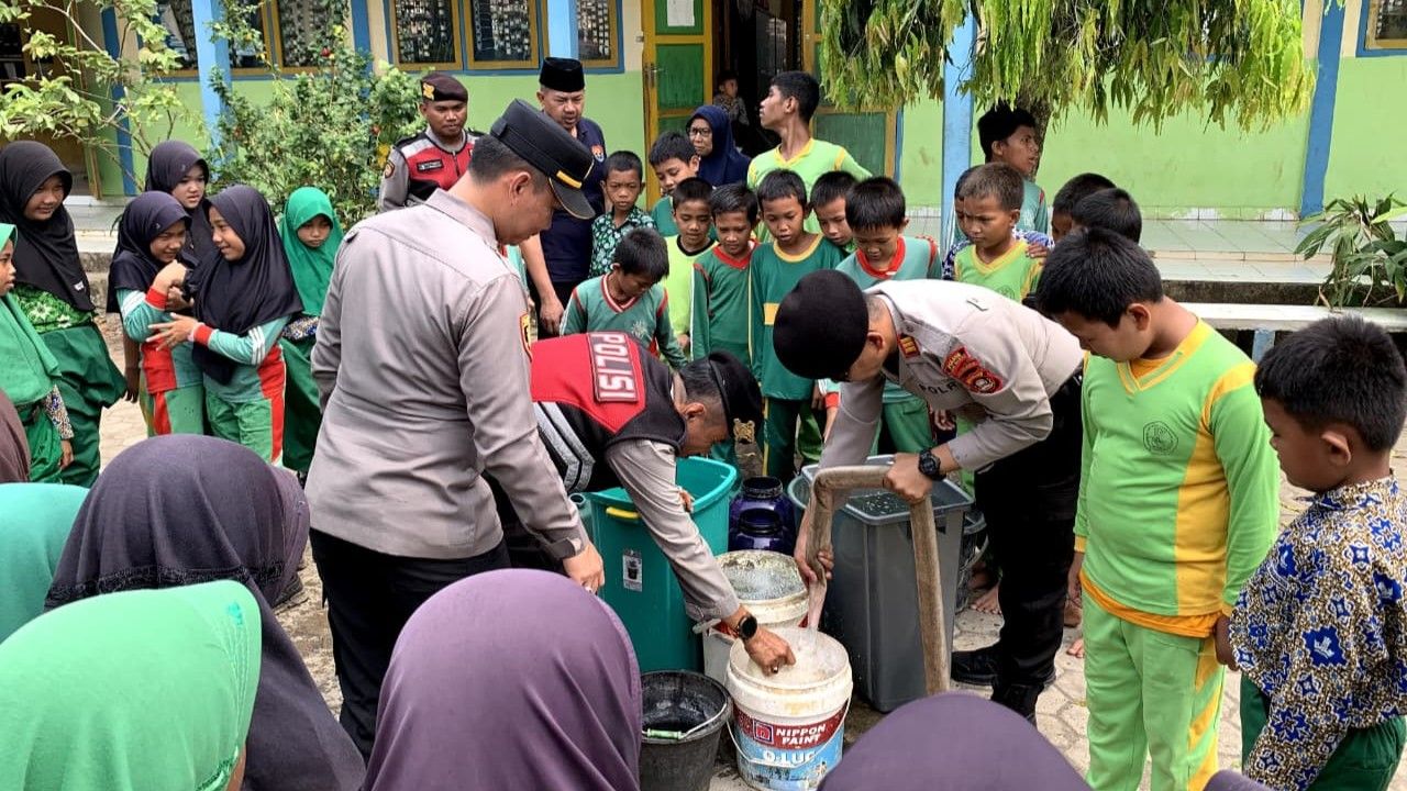 Begini Haru Warga Desa Suro Saat Dapat Air Bersih dari Polres Musi Rawas