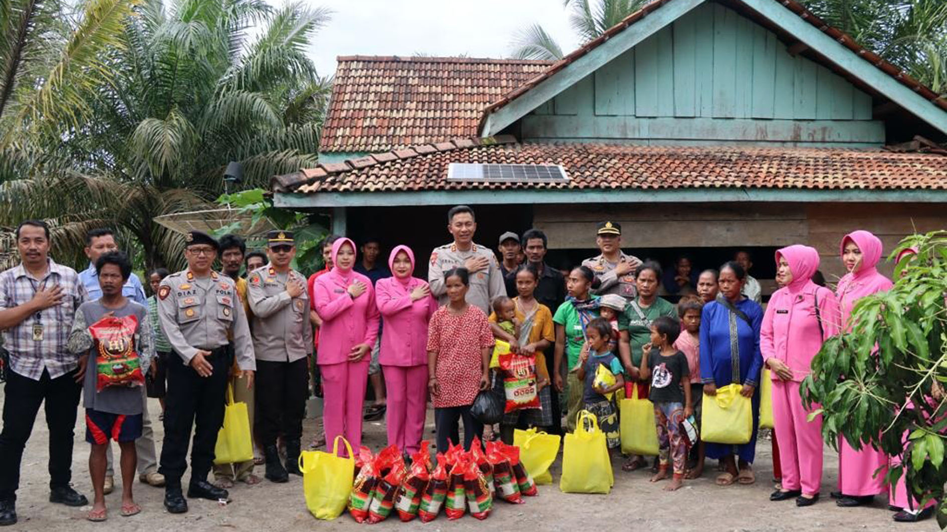 Peduli Sesama! Polres Muratara Bersama Polsek Berikan Bantuan Sembako dan Alat Tulis